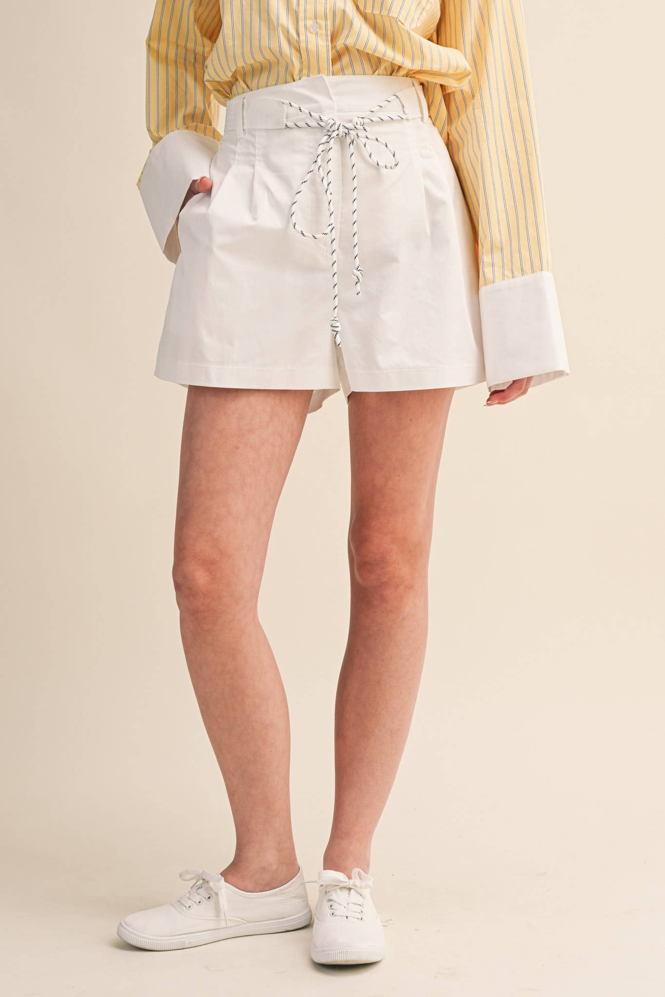 ROPE TRIM BELT PLEATED SHORTS