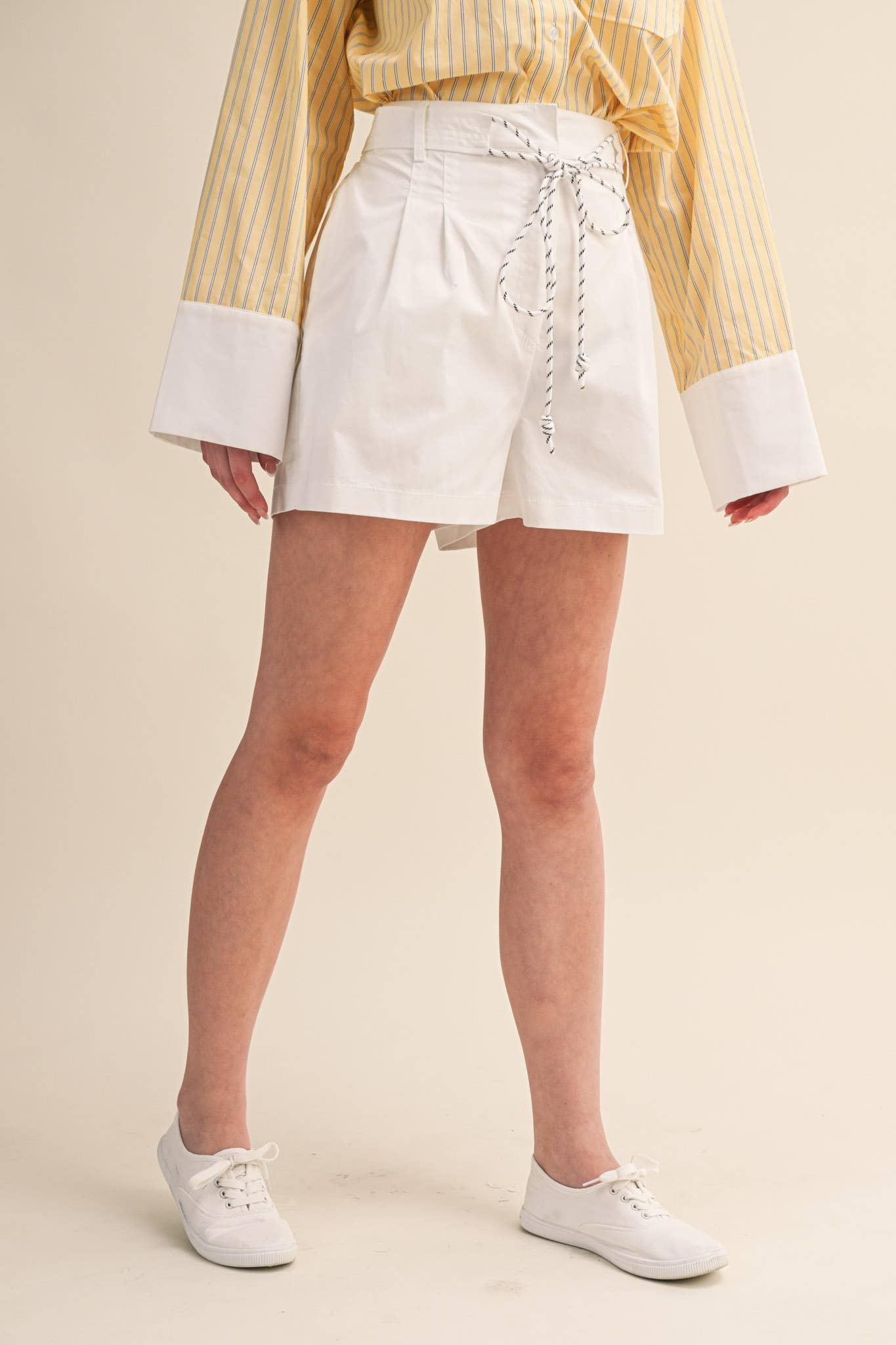 ROPE TRIM BELT PLEATED SHORTS