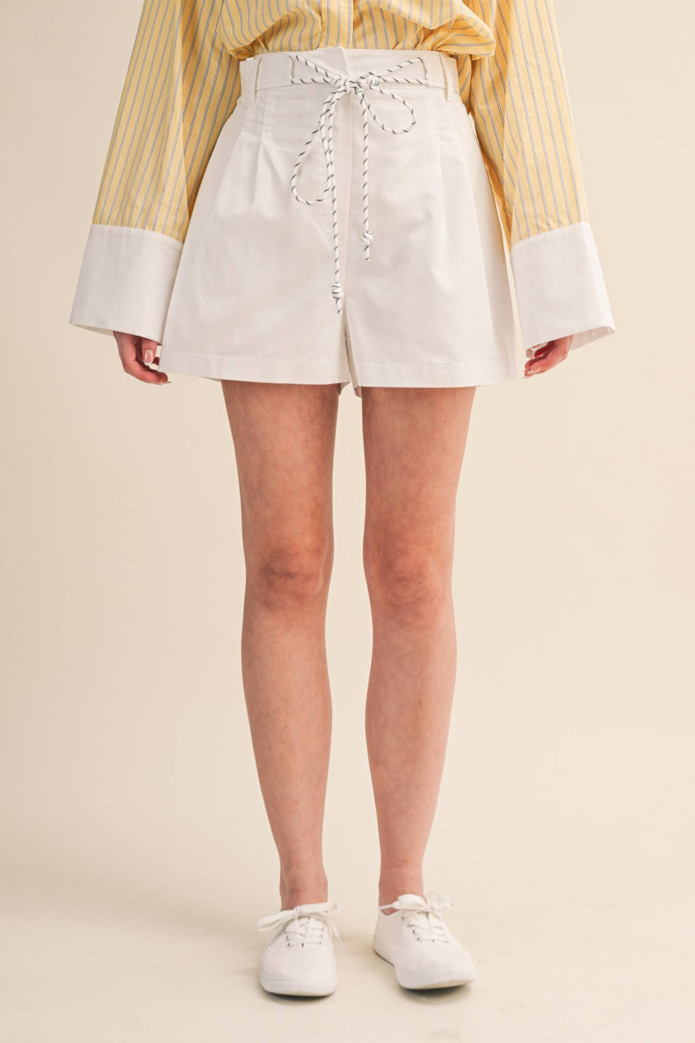 ROPE TRIM BELT PLEATED SHORTS
