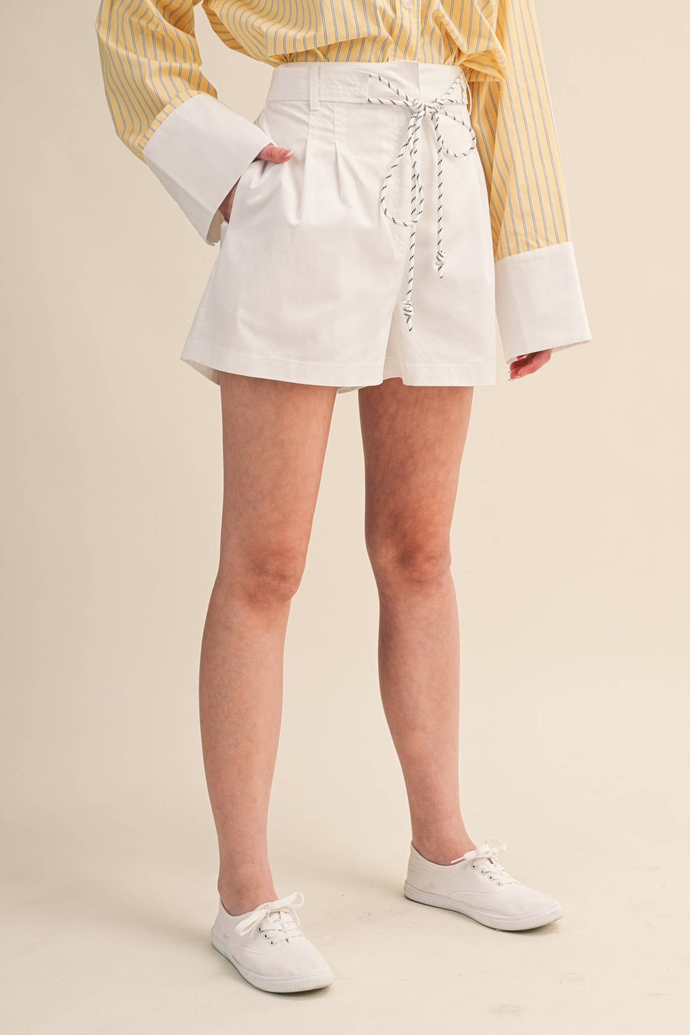 ROPE TRIM BELT PLEATED SHORTS